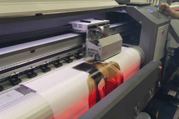 Máquina de impresión de gran formato en funcionamiento. Industria
 - Foto, Imagen