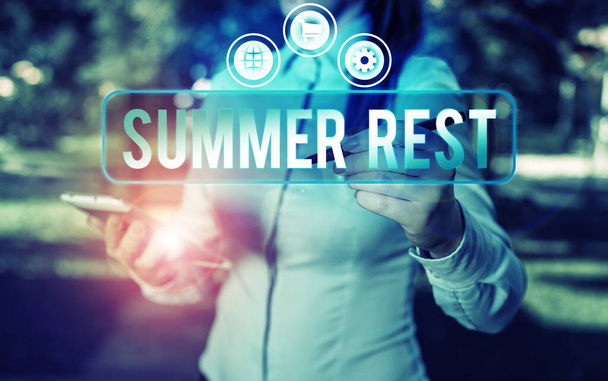 Signo de texto que muestra el descanso de verano. Fotografía conceptual tomando vacaciones o relajarse del trabajo o la escuela durante el verano
. - Foto, Imagen