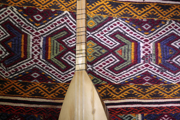 Instrumento turco en la alfombra. Saz Baglama
. - Foto, Imagen