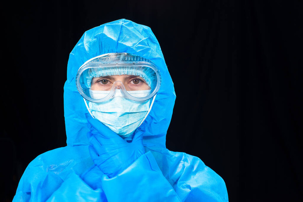 Virus. Woman in a protective antivirus suit. - Foto, Bild