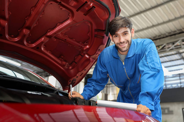 Automatyczne sprawdzanie problemów z silnikiem samochodowym w garażu, technikiem lub inżynierem profesjonalnej pracy dla klienta - Zdjęcie, obraz
