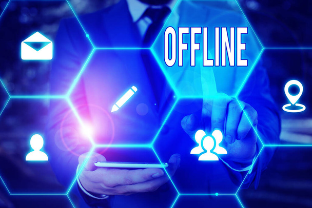 Tekst pisania słów offline. Koncepcja biznesowa dotycząca braku bezpośredniego podłączenia do komputera lub sieci zewnętrznej. - Zdjęcie, obraz