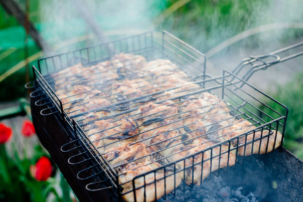 Chicken wings cooked on the grill. Chicken wings are roasted on the grill. - Φωτογραφία, εικόνα
