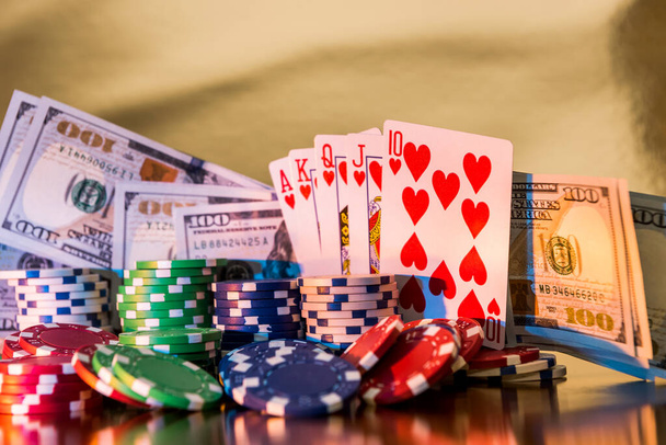 ポーカーの概念 – チップ,遊ぶカードと黄金の背景に私たちのお金. - 写真・画像