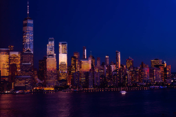 New York şehrinin gökyüzü manzarası ve Jersey City 'den Manhattan' a gece boyunca inanılmaz manzara. - Fotoğraf, Görsel