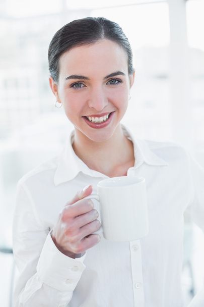 elegante Geschäftsfrau mit Kaffeetasse im Amt - Foto, Bild