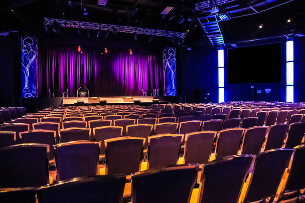 Ряды пустых стульев в большом конференц-зале для корпоративных конгрессов или лекций
 - Фото, изображение