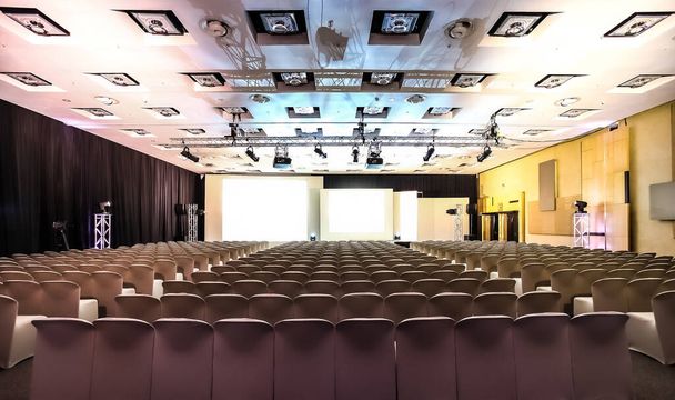 Büyük Konferans Konferans Salonunda boş sandalyeler - Fotoğraf, Görsel