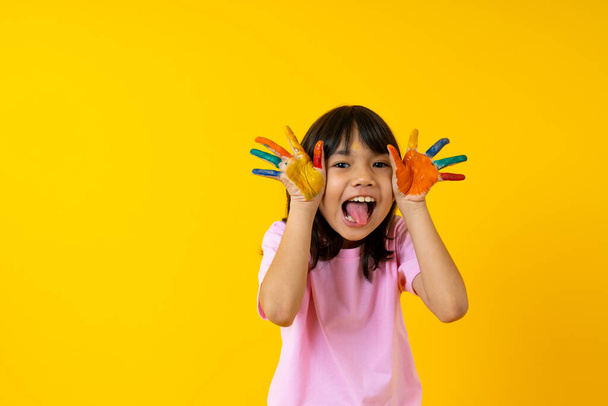 Портрет молодої азіатської дівчини з мистецтвом, тайська кумедна дитина показує колір води на долоні і творчість дитячої концепції.  - Фото, зображення