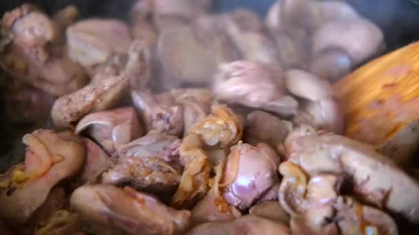 tasty chicken liver with onion - Felvétel, videó
