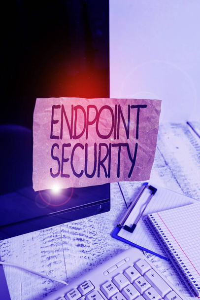 Endpoint Güvenliği 'ni gösteren kavramsal el yazısı. Klavye durağanlığının yanındaki siyah ekrana bantlanmış şirket ağlarını koruma yöntemini gösteren iş fotoğrafı. - Fotoğraf, Görsel