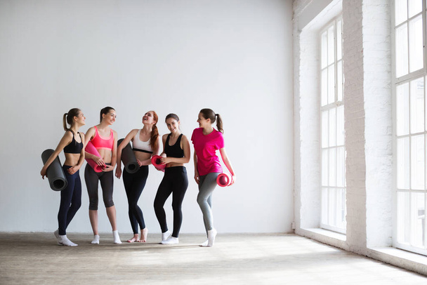 Щаслива група підходить для жінок у спортзалі. Фітнес, йога, фізичні вправи
. - Фото, зображення
