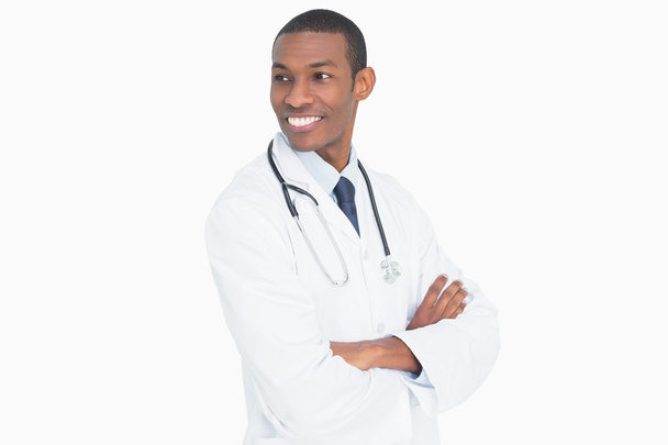Smiling male doctor standing with arms crossed - Foto, Imagem