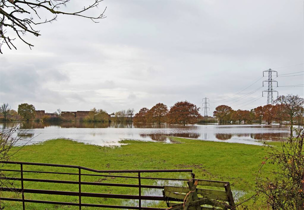 Fishlake znajduje się w hrabstwie South Yorkshire, Doncaster District, Yorkshire and Humber, Anglia, Wielka Brytania. W listopadzie 2019 roku został on bardzo znacząco zalany.. - Zdjęcie, obraz