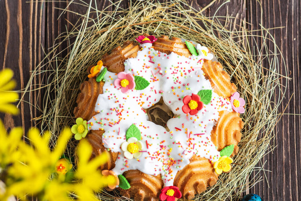 Easter cake. Kulich cake on a rustic background. Cake for celebration. Easter concept - Foto, Bild