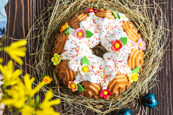 Húsvéti torta. Kulich torta rusztikus háttérrel. Torta ünneplésre. Húsvét fogalma - Fotó, kép