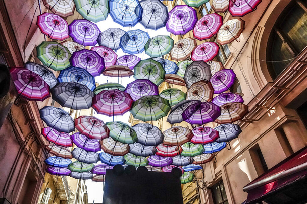 БУШАРЕСТ (РОМАНІЯ) Барвисті парасольки в ресторані на вулиці, символ Бухареста.. - Фото, зображення