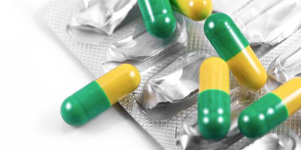 lääkkeet antibiootit kapseli pillerit lääke lähikuva, bakteerilääkkeet pillerit valkoisella pohjalla, lääke - Valokuva, kuva