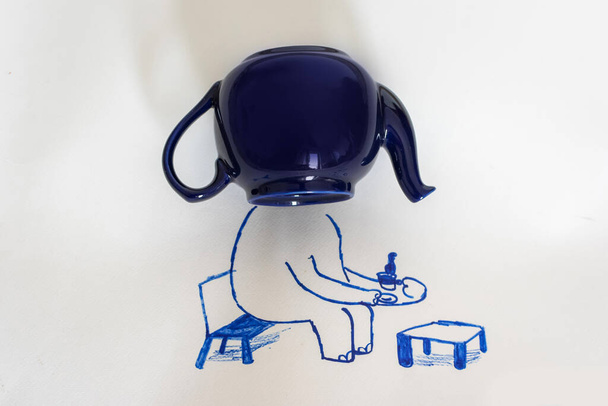 Tetera azul profundo en una pintura con un elefante bebiendo té. Fotografía conceptual
. - Foto, imagen