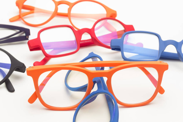 Brillen und Gläser zum Schutz der Augen, um die Sehgesundheit der Menschen zu verbessern, um von nah und fern sehen zu können. Designerbrille, um unser Image zu verschönern und gut zu sehen. - Foto, Bild