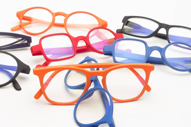 Szemüvegek és lencsék a szem védelmére, az emberek vizuális egészségének javítására, hogy messziről és a közelből lássanak. Tervező szemüveg, hogy szépítse a képet, és képes legyen jól látni. - Fotó, kép