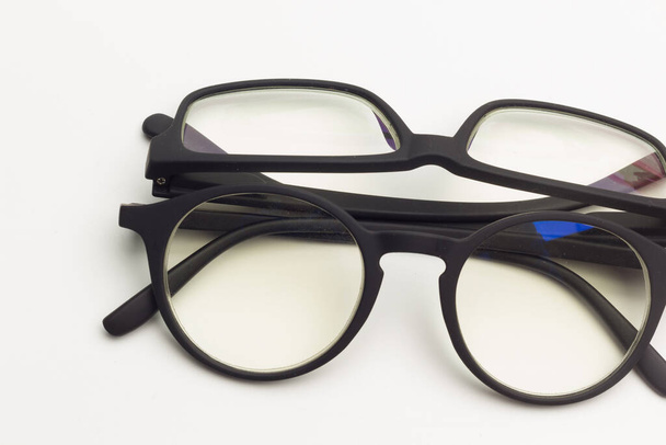 Óculos e lentes para a proteção dos olhos, para melhorar a saúde visual das pessoas, para ser capaz de ver de longe e perto. Óculos de designer para embelezar a nossa imagem e ser capaz de ver bem
. - Foto, Imagem