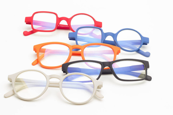 Brýle a čočky pro ochranu očí, pro zlepšení zrakového zdraví lidí, aby bylo možné vidět z dálky a z blízka. Designér brýle pro zkrášlení našeho obrazu a být schopen dobře vidět. - Fotografie, Obrázek