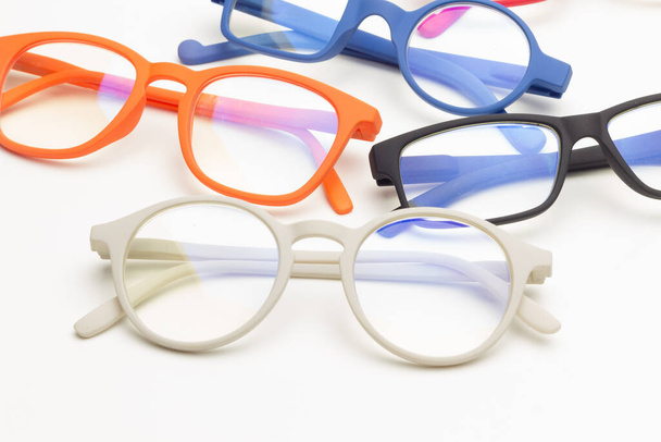 Brillen und Gläser zum Schutz der Augen, um die Sehgesundheit der Menschen zu verbessern, um von nah und fern sehen zu können. Designerbrille, um unser Image zu verschönern und gut zu sehen. - Foto, Bild