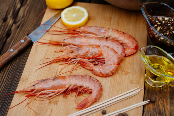Grilled prawns. The process of cooking shrimp in soy sauce on the grill. Thai food. - Valokuva, kuva