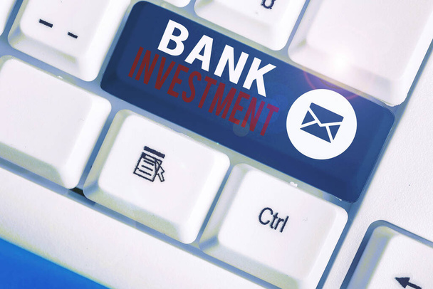 A banki befektetést mutató szövegtábla. Fogalmi fotó pénzügyi közvetítő, amely elvégzi a különböző szolgáltatások. - Fotó, kép