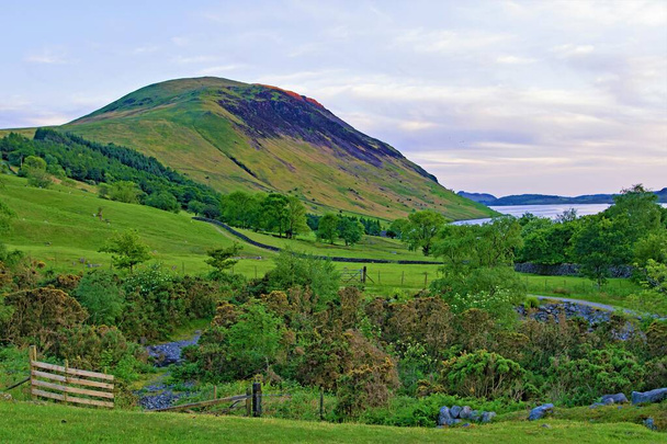 Wasdale Head est un hameau agricole dispersé dans le parc national du Lake District à Cumbria, en Angleterre. Wasdale Head prétend abriter la plus haute montagne, le lac le plus profond, la plus petite église et le plus grand menteur d'Angleterre
.  - Photo, image