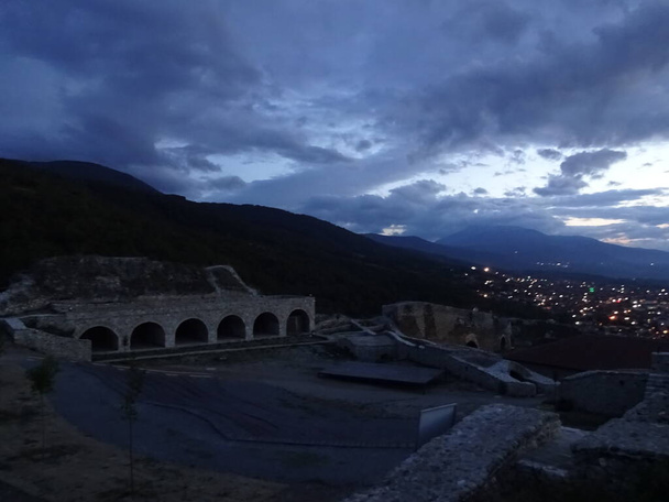 Прекрасні панорами Пришпена ходять по місту. Незвичайне місце, яке зберегло свій смак після конфліктів у Косово. - Фото, зображення