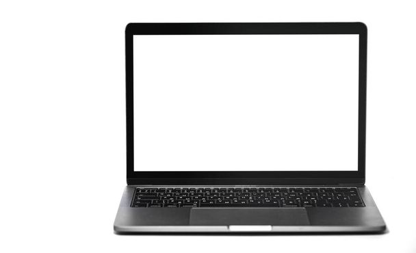 kannettava tietokone, jossa valkoinen tyhjä näyttö valkoisella taustalla - Valokuva, kuva