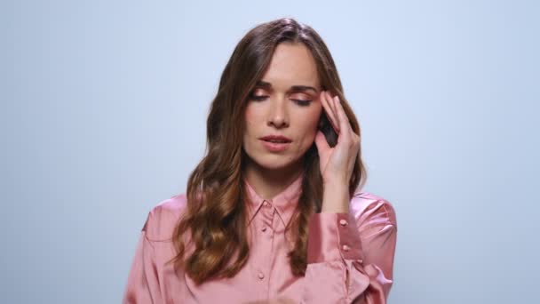 Müde Geschäftsfrau mit Kopfschmerzen. Trauriges Mädchen mit Migräne posiert vor der Kamera - Filmmaterial, Video