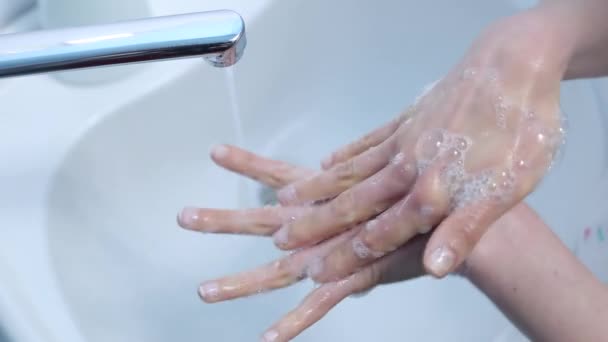 Mycie rąk mydłem lub żelem podczas pandemii koronawirusa. - Materiał filmowy, wideo