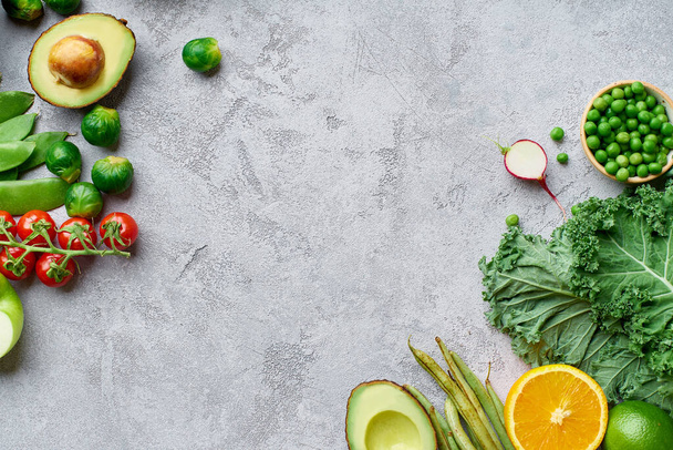 健康的な有機果物や野菜と創造的なフラットレイアウト具体的な背景に、菜食主義者の生の食品成分の概念  - 写真・画像
