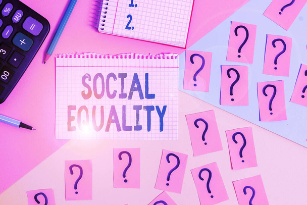 Társadalmi egyenlőséget mutató szöveges jel. Fogalmi fotó vonatkozik aggodalmak az igazságosság és a méltányosság a szociálpolitika Matematikai cucc és íróeszközök felett pasztell színek háttér. - Fotó, kép