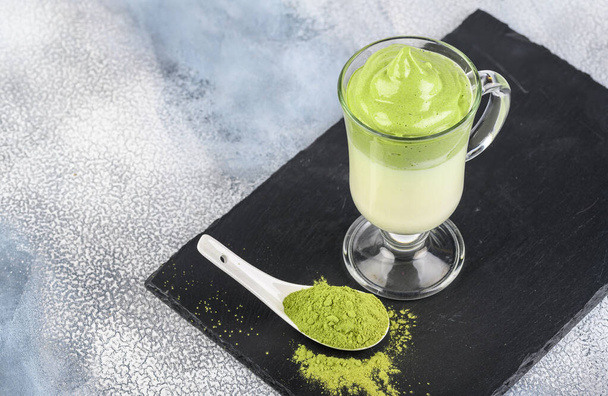 Dalgona Matcha Latte, kremalı bir kibrit, açık arkaplanda. Kibrit yeşil çay. - Fotoğraf, Görsel