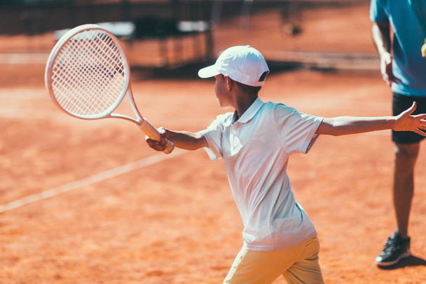 Clay Court 'taki Genç Yetenekli Tenis Eğitmeni. Tenis Dersine Giden Çocuk. - Fotoğraf, Görsel