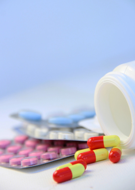 Mezcla de pastillas y tabletas sobre la mesa
 - Foto, Imagen