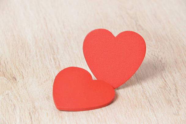 rode harten op houten achtergrond - Foto, afbeelding