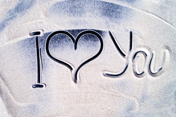 Inscriptie liefde op zee zand close-up - Foto, afbeelding