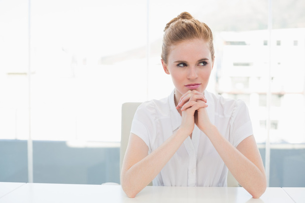Thoughtful businesswoman looking away in office - Foto, Imagem