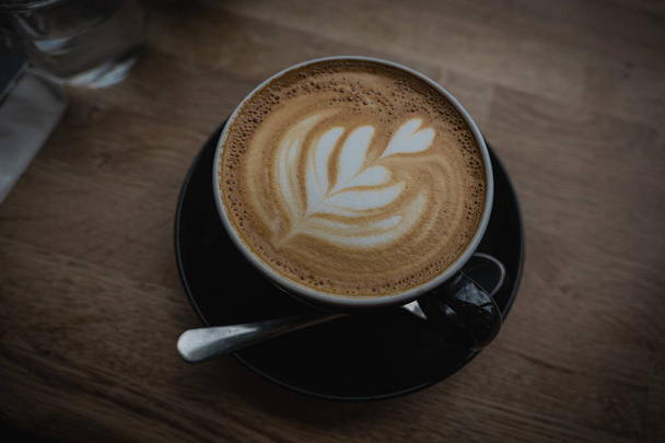 カフェのカプチーノコーヒー - 写真・画像