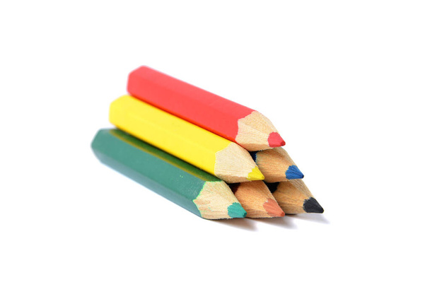 Assortiment van gekleurde potloden over wit - Foto, afbeelding