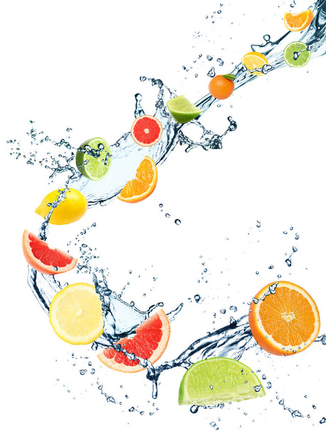 Verschiedene frische Zitrusfrüchte und Spritzwasser auf weißem Hintergrund - Foto, Bild