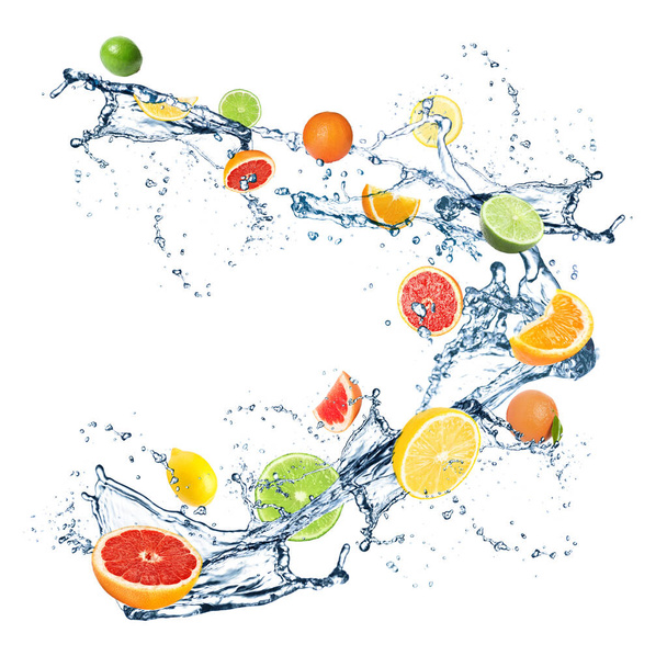 Verschiedene frische Zitrusfrüchte und Spritzwasser auf weißem Hintergrund - Foto, Bild