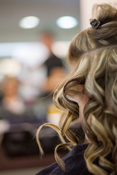 Kampaaja curling blondi naisten hiukset
 - Valokuva, kuva