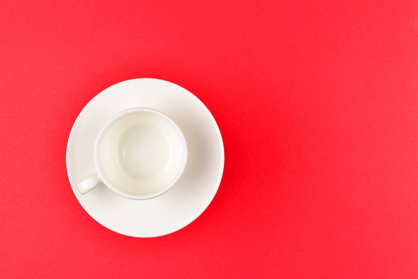 Empty cup on a red background - Foto, Bild