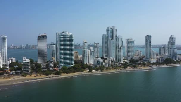 Vista aérea de una ciudad moderna e industrial en América Latina. Movimiento de vehículos en las calles de la zona costera de la ciudad
. - Imágenes, Vídeo